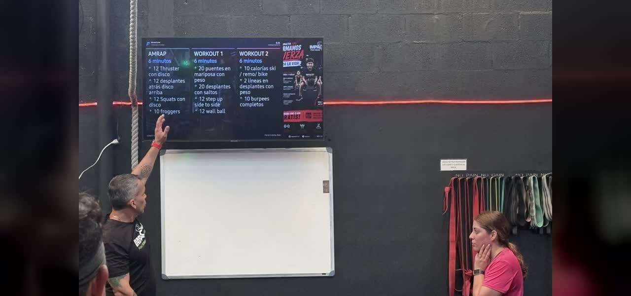 Entrenador acompañando a su grupo durante una clase con Screen